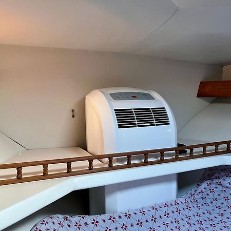 Cozy Private Two Rooms Yacht In Barcelona With Free Parking サン・アドリア・デ・ベソス エクステリア 写真